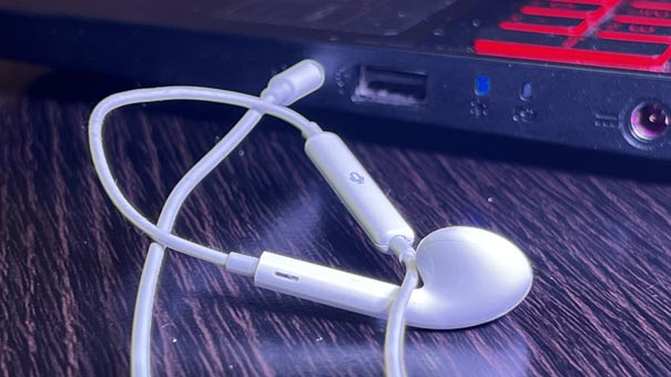 How to Connect Apple Earbuds to Your PC